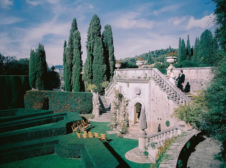 La Foce wedding venue in Tuscany, Italy, featuring historic architecture, elegant Italian gardens, and panoramic views of the Val d’Orcia countryside.