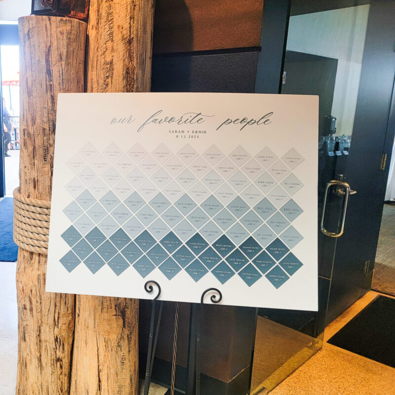 Ombre seating arrangement with name cards Nice design